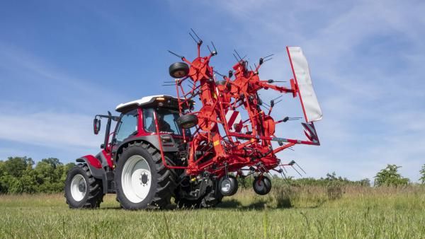 Faneuse compacte GF 8700 Kuhn adaptée aux tracteurs de petite taille