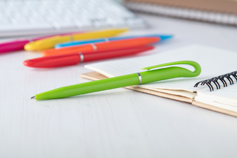 Stylo à bille en plastique - couleur vert citron - encre bleue - 6g_1