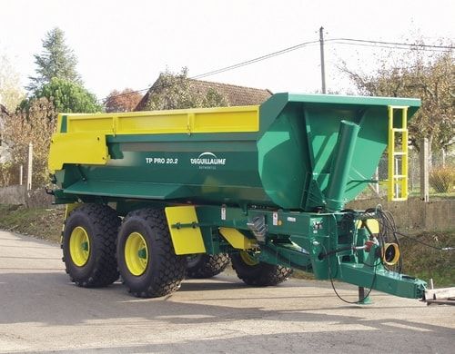 Benne polyvalente pour chantiers avec vérin frontal