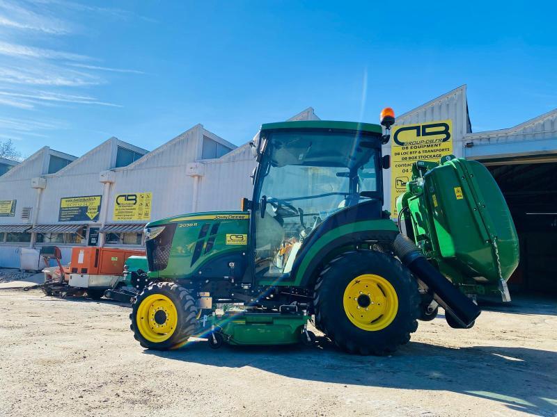 John Deere 2038R avec plateau de coupe et bas de ramassage_1
