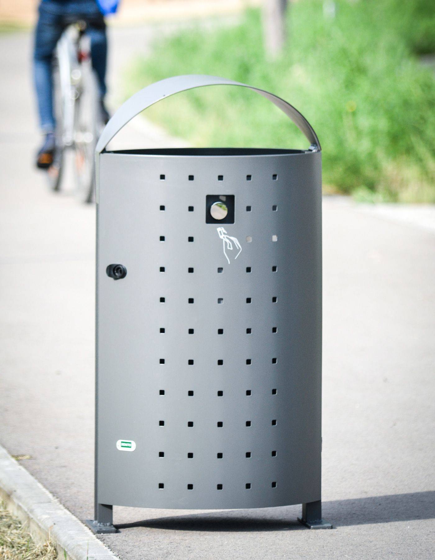 Poubelle publique Dara Plus PA694GE - acier traité Ferrus, anti-corrosion avec protège-pluie et cendrier_1