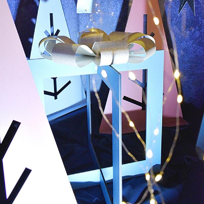 Présentoir cadeau en bois rouge brillant 89 / 65 / 45 cm_1