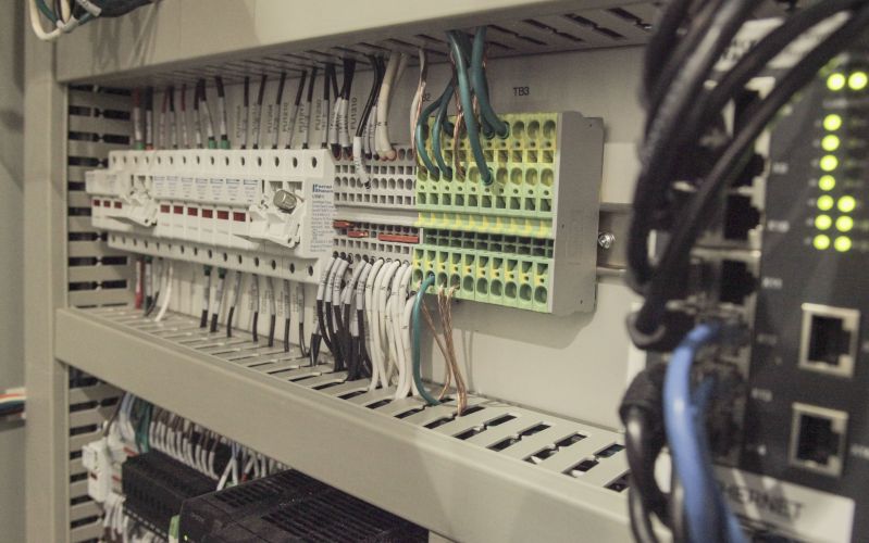 Cellule robotisée - Systemex - Assemblage de couvercles moteur avec isolation et contrôle qualité_1