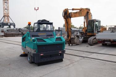 Bull 200 - balayeuse autoportée industrielle à bennage hydraulique - disponible en location et en vente - référence : es0082_1