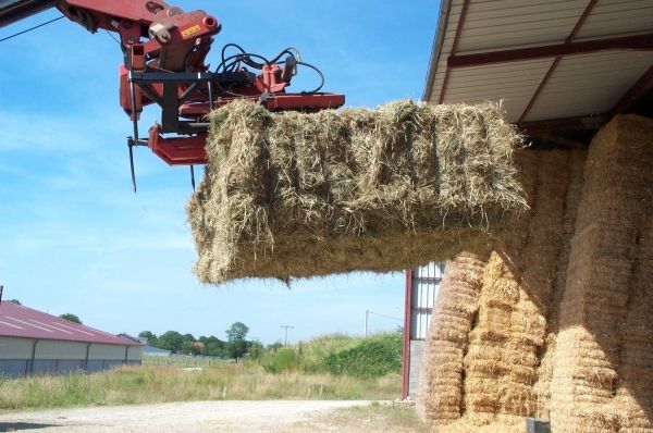 Équipement agricole avec rotation à 180° pour balles rectangulaires