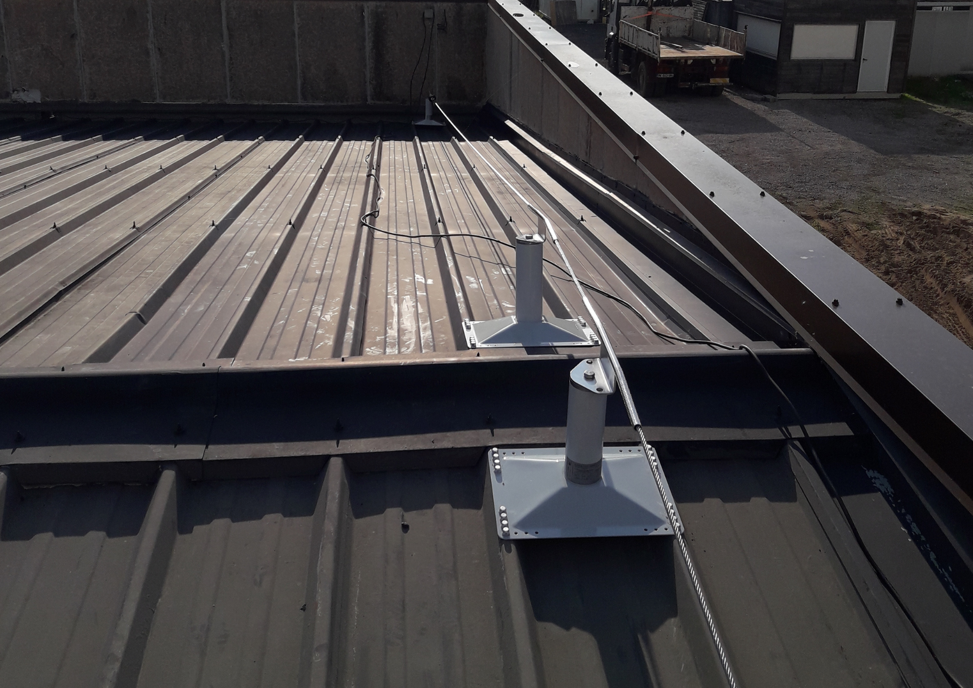 Ligne de vie à chariot inox pour bac sec et panneau sandwich - dispositif d'ancrage horizontal avec absorbeur d'énergie intégré_1