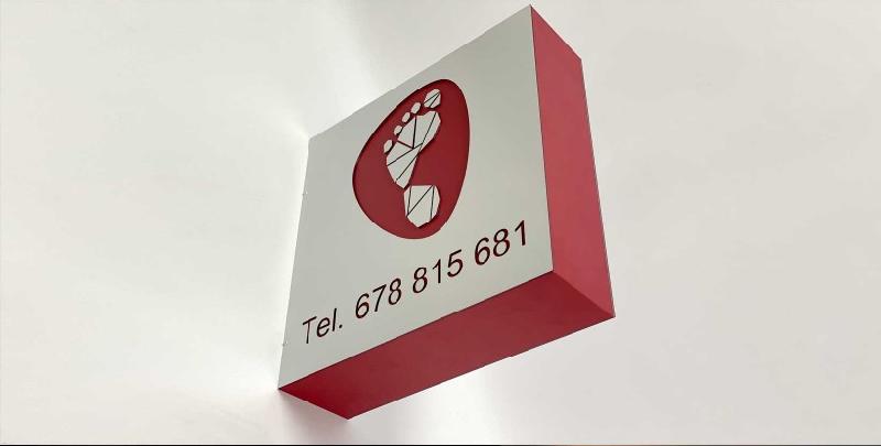 Enseigne lumineuse drapeau avec faces ajourées et profils en plexiglas - Personnalisable_1