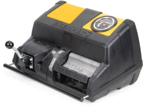 XA12VG - Pompe hydraulique à entraînement pneumatique - 4/3 Distributeur - 2.0 litres d'huile utile - Integrated Pressure Gauge - Pour un vérin ou un outil à double effet_1