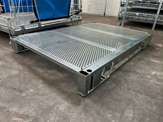 Palette tôlée perforée à semelles 800x1200 - PM812ETZ - zingage électrolytique, charge 1000 kg_1