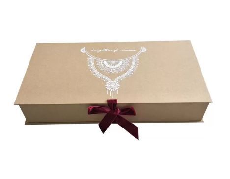 Boîte cadeau sur mesure avec finition en aluminium blanc chaud