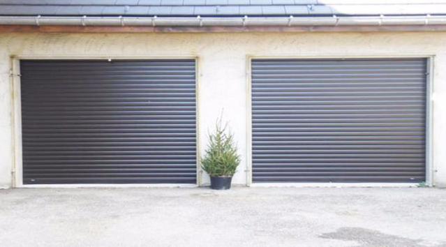 Porte de garage enroulable / motorisée / lames en acier / avec portillon et hublots / isolation thermique_1