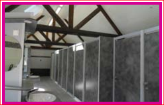 Cloisons sanitaires avec portes ouvrant à l'extérieur