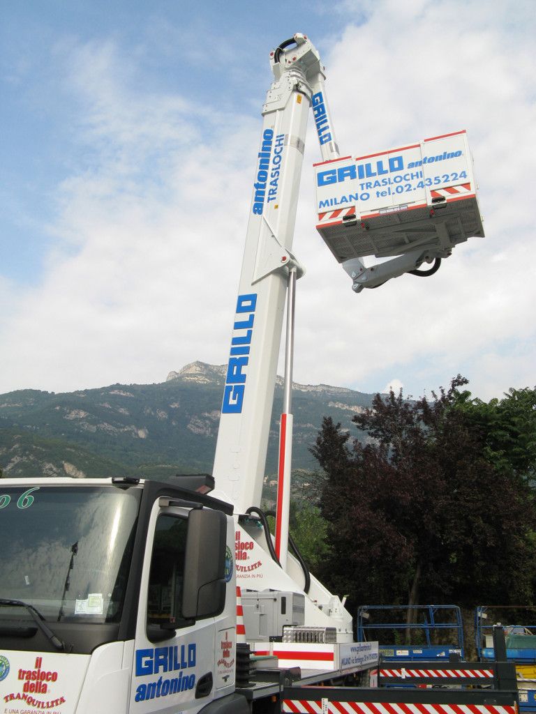 Équipement de déménagement avec nacelle B-Lift 410 HR