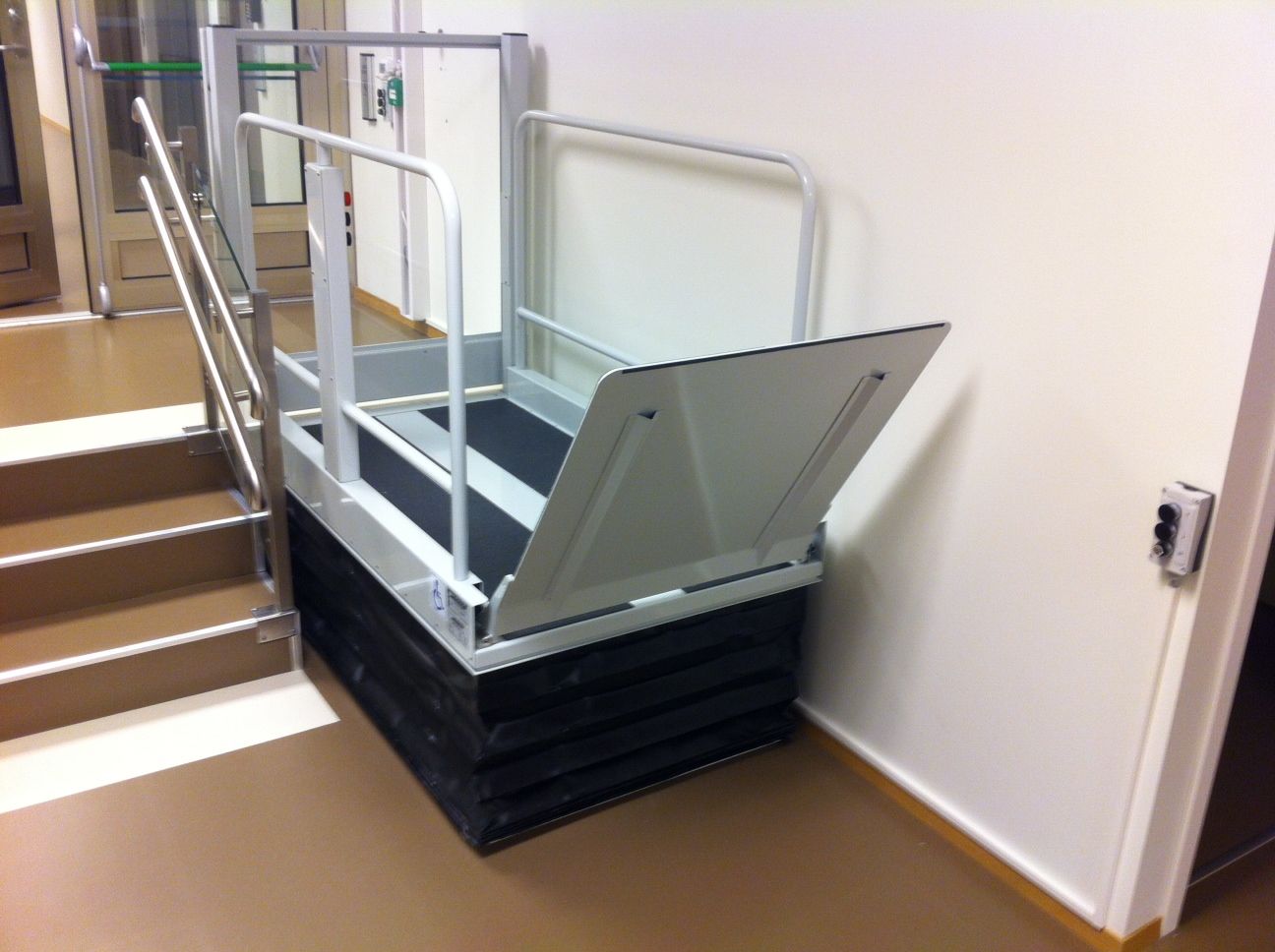 Plateforme légère et transportable pour personnes à mobilité réduite