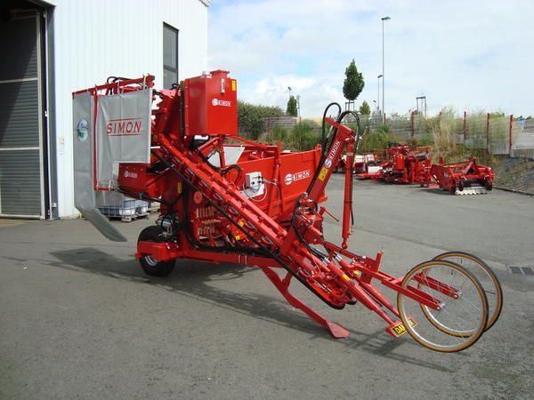 Récolteuse de carottes semi-industrielle S3P - Simon - portée avec mise en trémie et hauteur de déchargement importante_1
