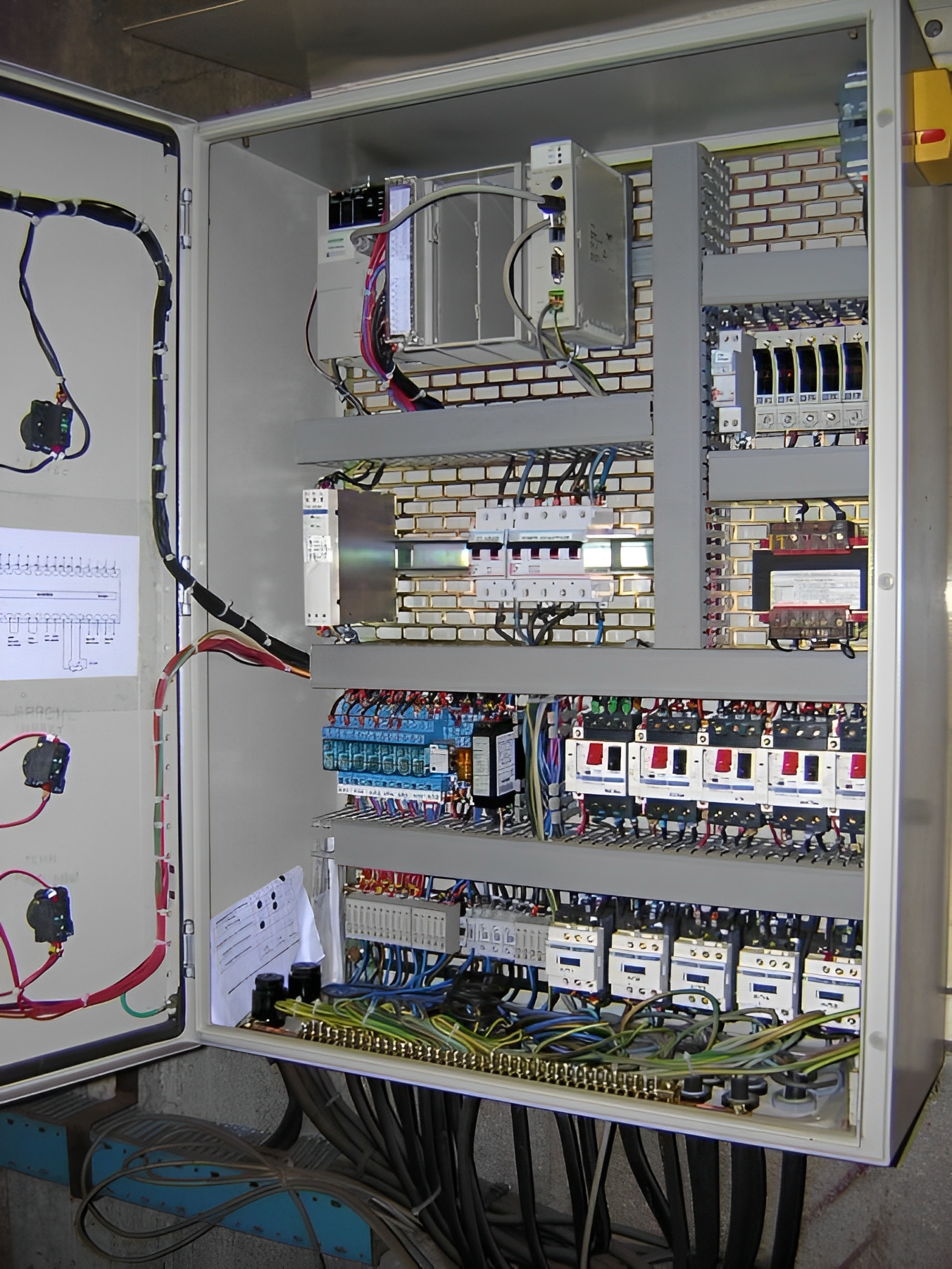 Pupitre de commande câblé pour matériel roulant