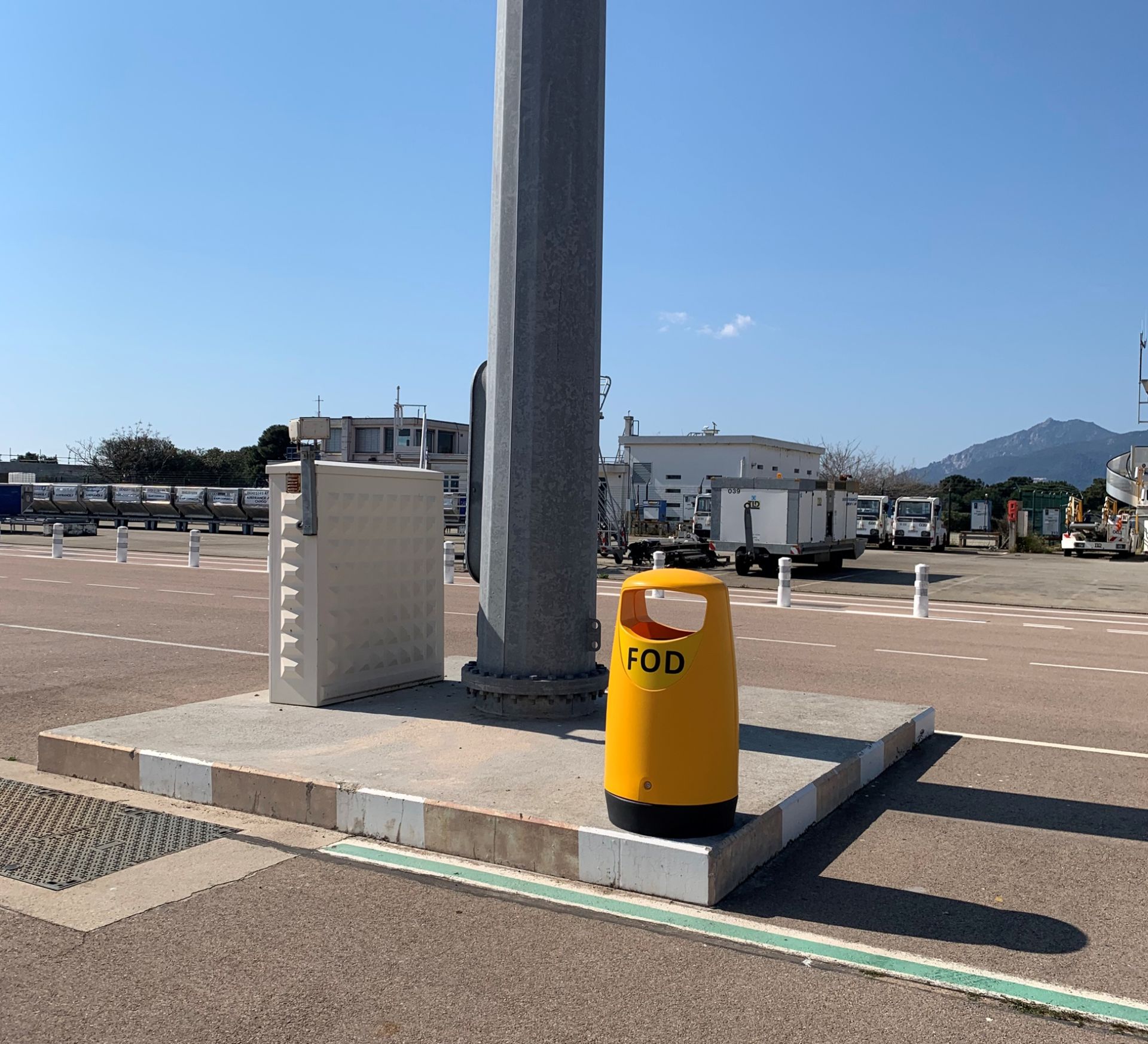 Poubelle FOD à fixation au sol