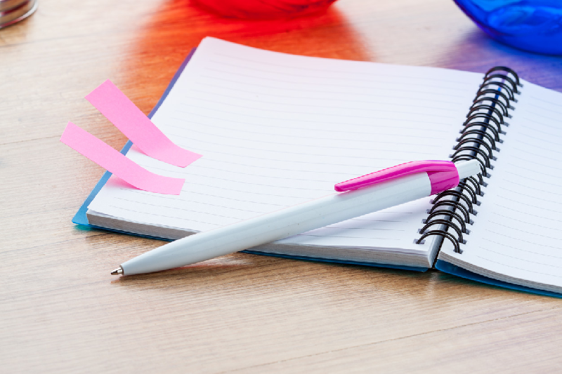 Stylo à bille - plastique avec corps blanc, clip coloré et encre bleue - couleur fuchsia_1