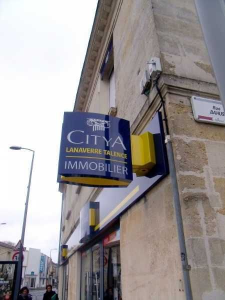 Enseigne drapeau sur mesure en plexi ou aluminium, avec système d'éclairage intégré - OUEST ENSEIGNES_2