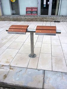 Assis-debouts publics zéphirin - france inox - structure en tube inox de diamètre 76 - assise en lames de bois exotiques_1