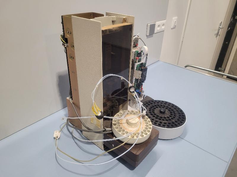 Passeurs2 autosamplers de chromatographe pour pièces CP-8400 et un ancien modèle VARIAN / BRUKER_1