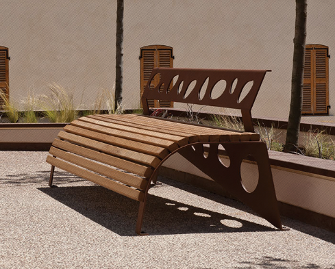 Banc public en bois Cyria Green PALACIO II - acier corten avec motifs alvéolaires, 12 lattes Bilinga_1