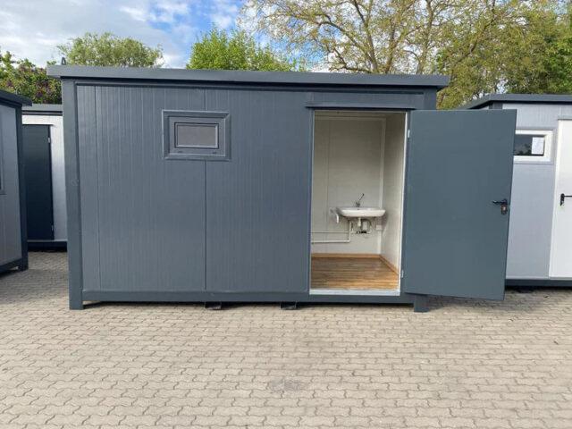 Conteneur sanitaire accessible 4×2 - Adapté PMR avec barres d'appui, lavabo et rampe d'accès_1