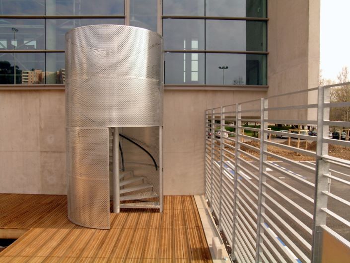 Escalier hélicoïdal perfocage - garde-corps enveloppant avec tôles perforées en acier galvanisé ou aluminium_1