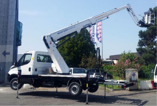 Scorpion 2112 j sur iveco camion nacelle - oil & steel france - 21m_1