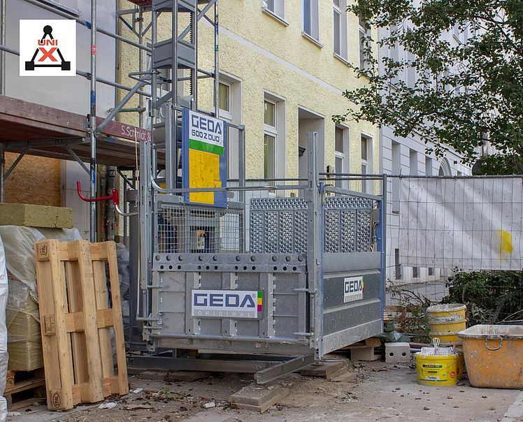 Monte-charges à crémaillère GEDA 500 Z DUO - charge 500 kg - plateforme pivotable et basculante_1