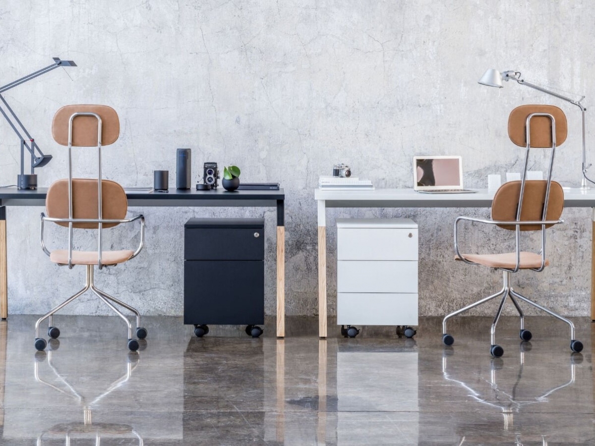 Bureau opératif esthétique et fonctionnel avec pieds en bois - OGI W - design minimaliste et finitions personnalisables_1