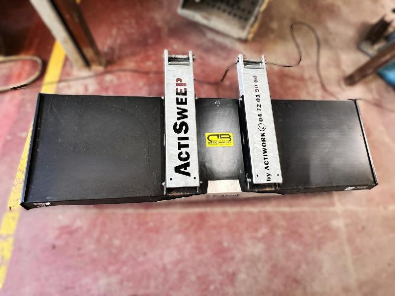 ACTISWEEP VO 2400 Méga balai pousseur pour fourches_1