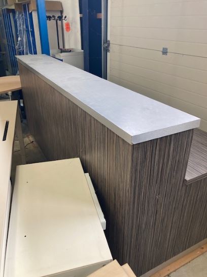 Banque d'accueil finition wengé - 260 cm x 96 cm - hauteur 110 cm - 2 passes câbles - n°60_1