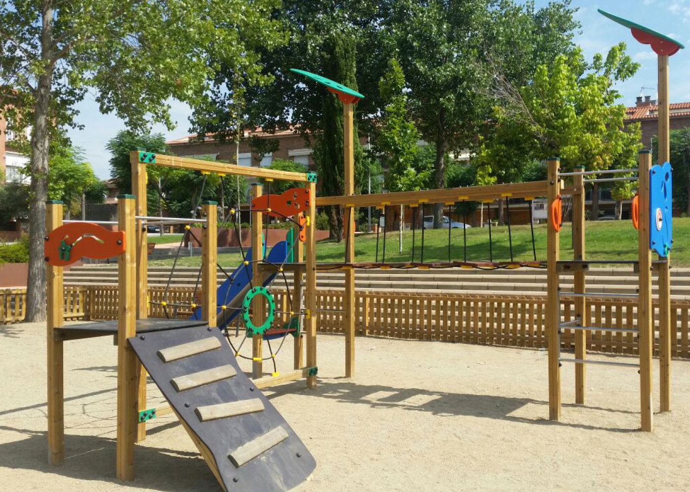 Structure de jeu Lia JEK04 - Bois lamellé, panneaux ECOPLAY et filets anti-vandalisme_1