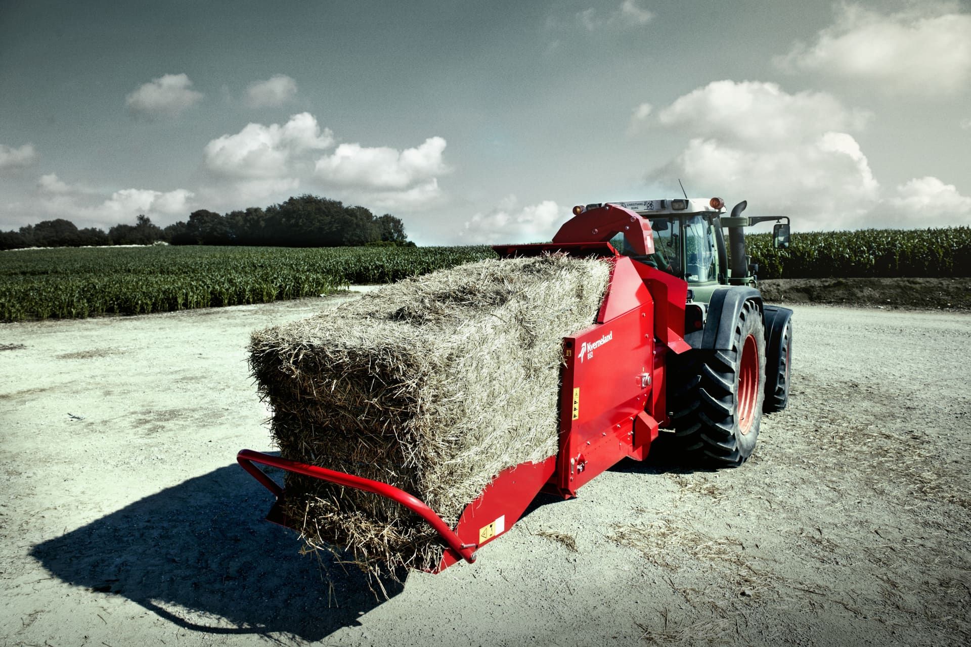 Machine agricole portée Kverneland 852 avec capacité 2 m³