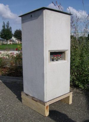 Borne en béton de distribution d'énergie pour aires d'accueil - MINI MANOL - configuration sur-mesure_1