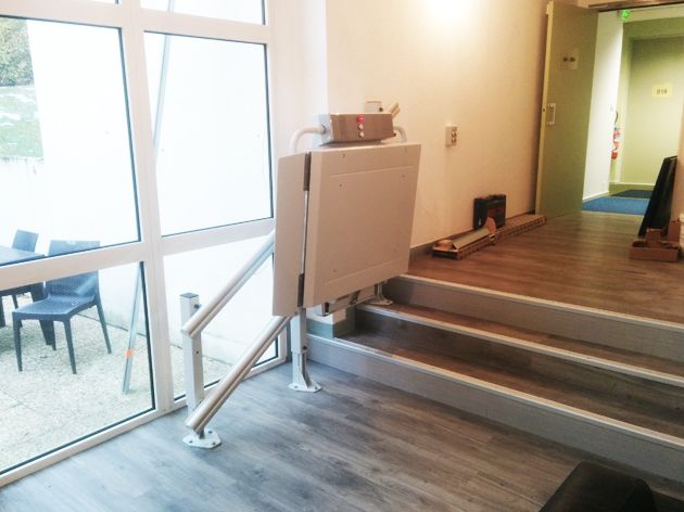 Plateforme pmr monte escalier - securacces - plateforme pmr monte escalier droit_1