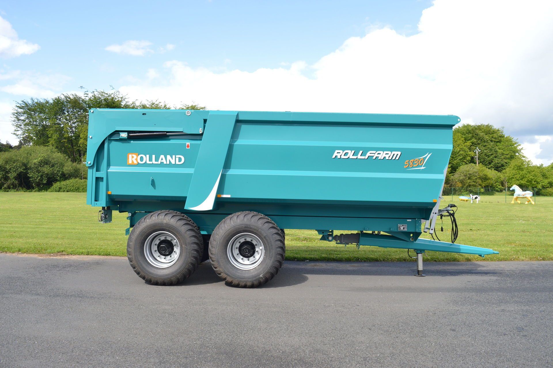 Benne Rollfarm 5830 pour transport de grains et ensilage avec structure robuste en acier HLE