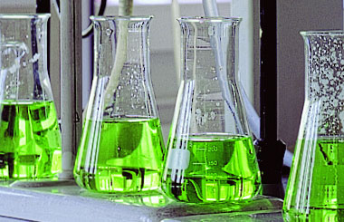 Additif  de tribofinition pour le dégraissage des pièces_1