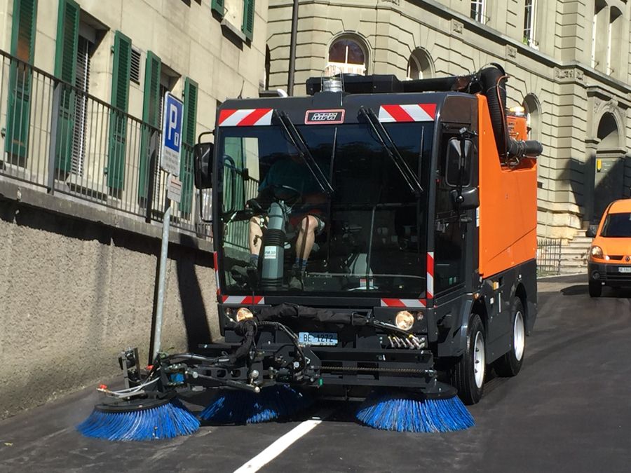 Machine de balayage Schmidt MFH 550 adaptée aux chaussées étroites
