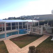 Abri piscine haut design - adossé et télescopique en polycarbonate transparent avec façade escamotable et options personnalisables_1