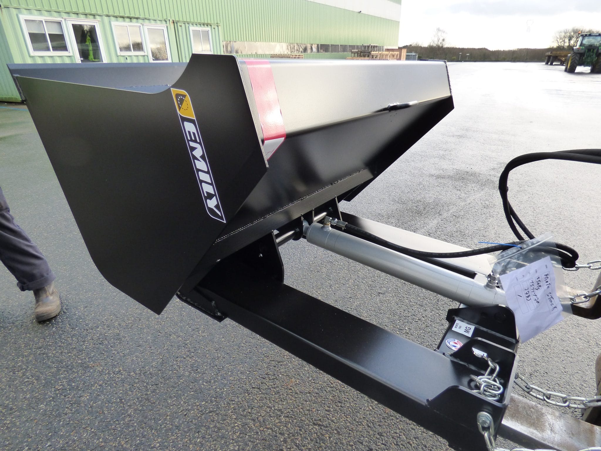 Godet en acier sur chariot élévateur pour sable, graviers, sciures, déchets, débris métalliques-   - emily eco-benne hydraulique_1