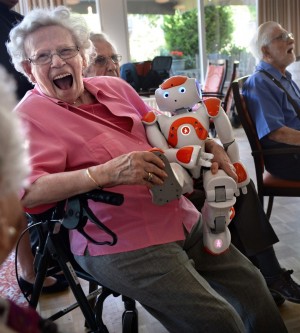 Robot d'assistance à la personne, idéal pour les ergothérapeutes, psychomotriciens, infirmiers, aides-soignante, psychologues et  animateurs en EHPAD - ZORA_1