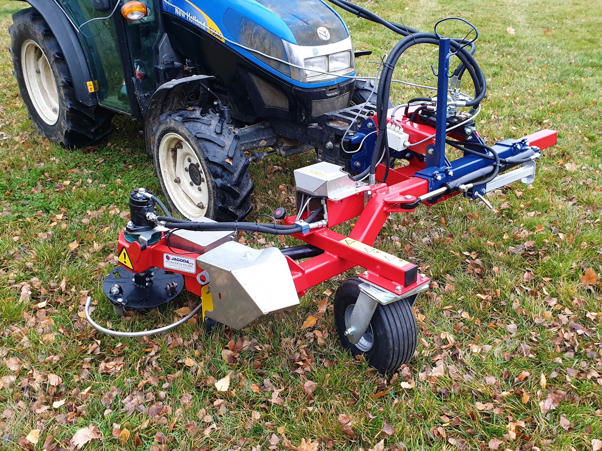 Outil agricole à largeur de travail réglable pour cultures variées
