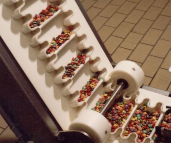 Bandes transporteuses modulaires en PVC - Märtens - avec profils trapézoïdaux et bordures ondulées_1