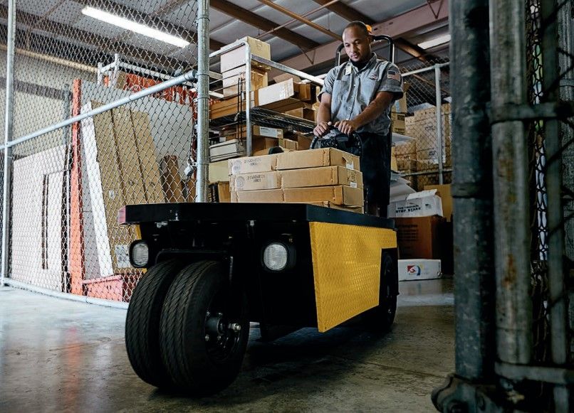 Cushman Stock Chaser - Tracteur logistique Crown - Capacité nominale 1000 lb, alimentation 24V CC, vitesse 8,5 mi/h_1