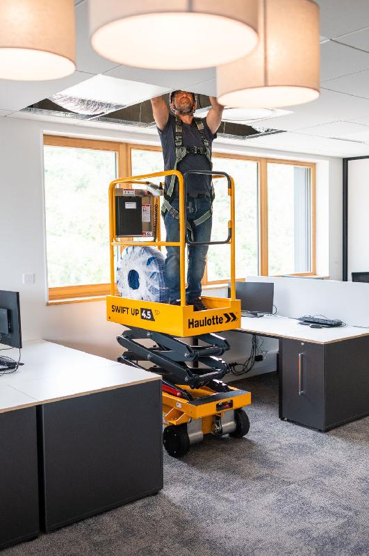 Nacelle compacte SWIFT UP pour les espaces restreints en Isère et Rhône Alpes -  disponible en achat neuf et en location de courte à longue durée_1