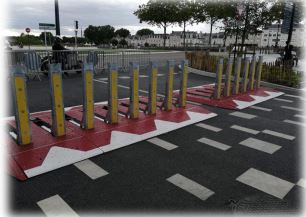 Barrière mobile pour sécurisation des lieux publics et événements