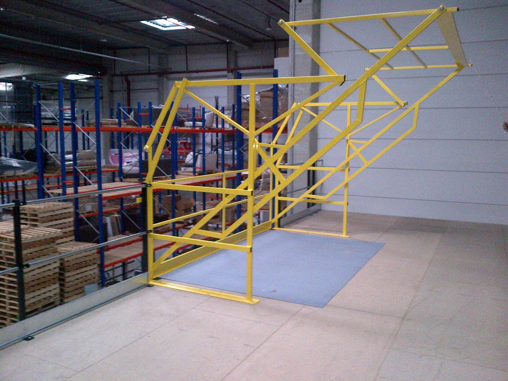 Barrière écluse - sas de sécurité avec protections latérales pour la manutention sécurisée des palettes_1