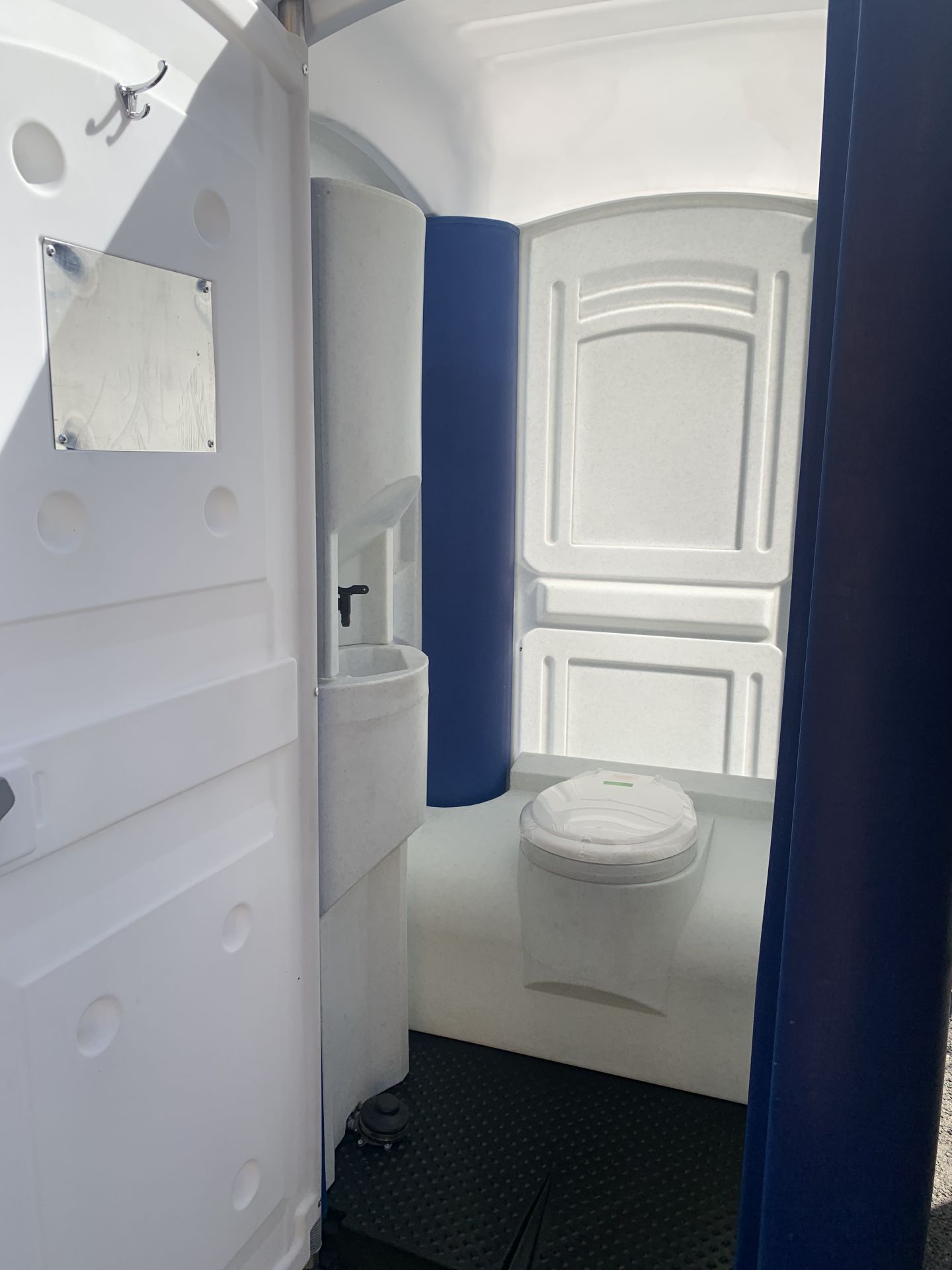Cabine sanitaire autonome avec réservoir de 200L et grilles d'aération